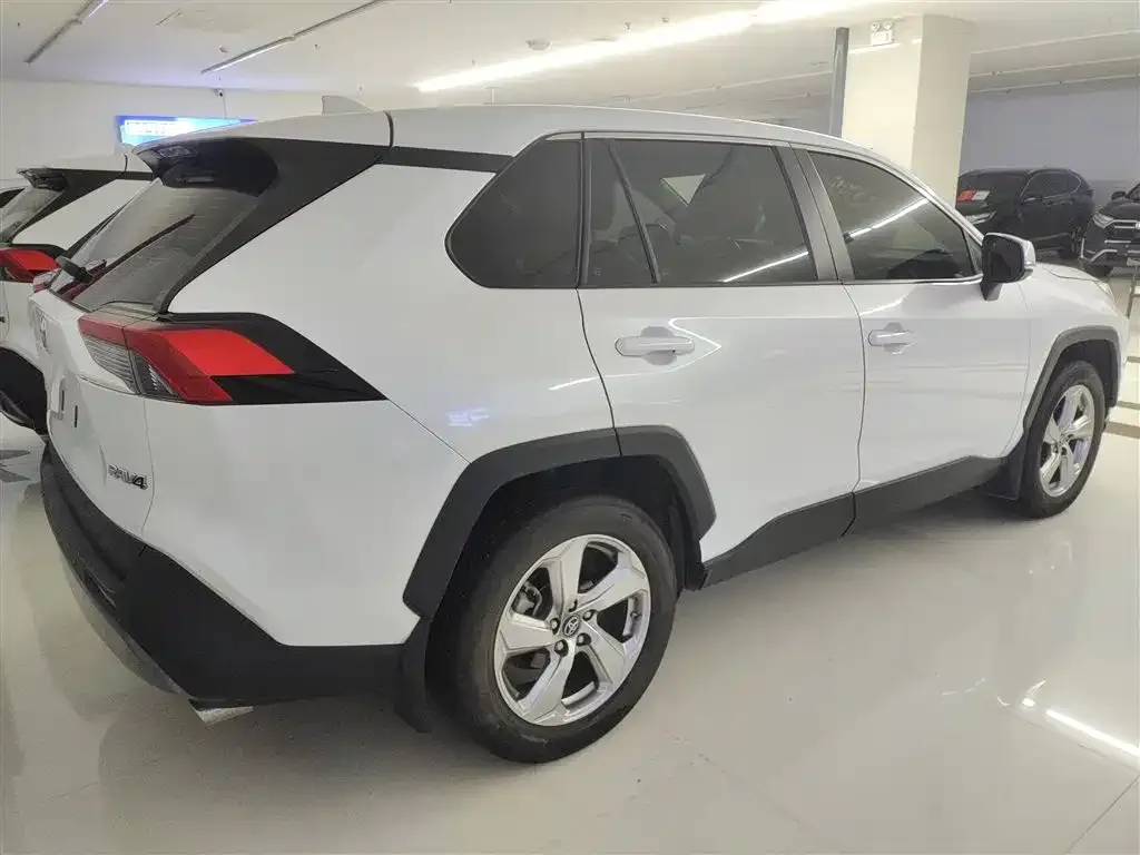 Toyota RAV4 2023 из CN, фото 10