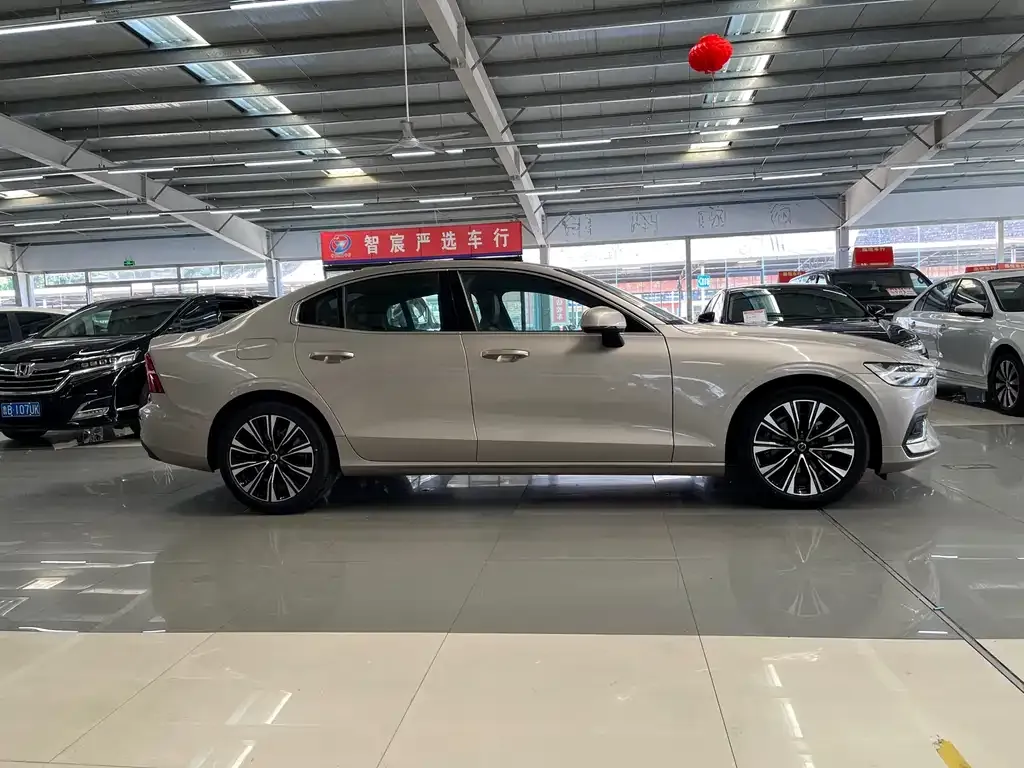 Volvo S60 2025 из CN, фото 4