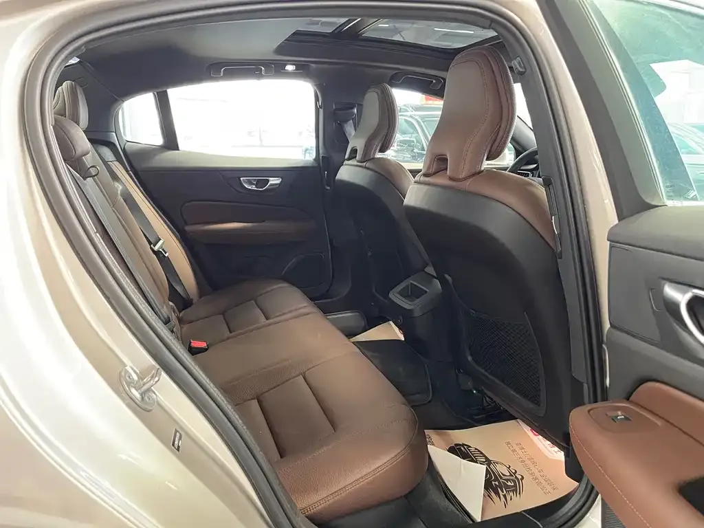 Volvo S60 2025 из CN, фото 8