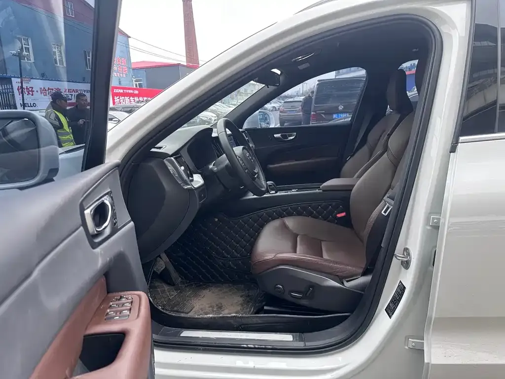Volvo XC60 2023 из CN, фото 4