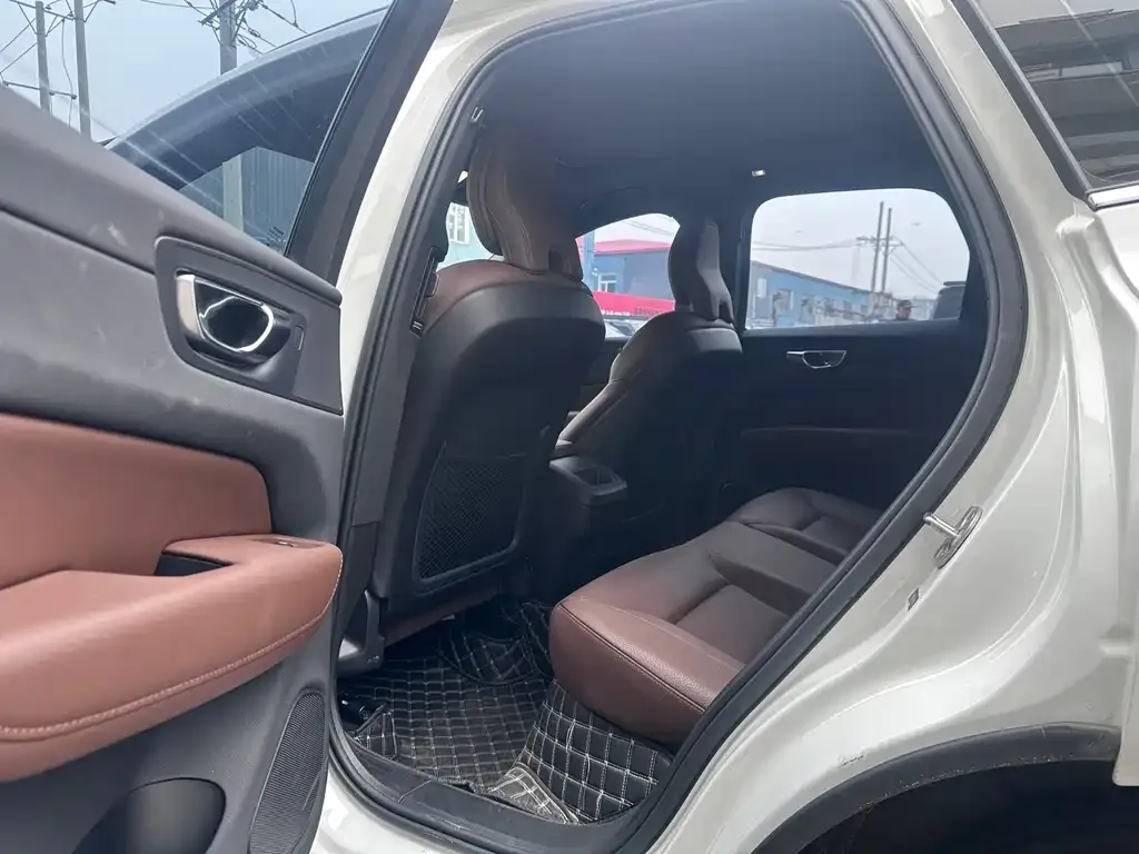 Volvo XC60 2023 из CN, фото 5
