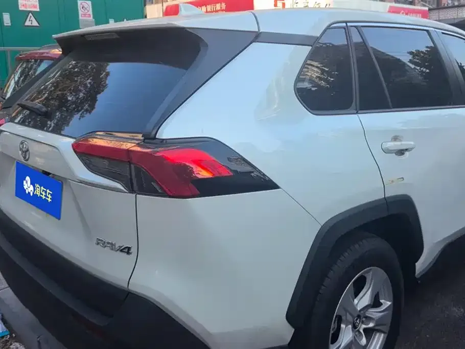 Toyota RAV4 2023 из CN, фото 3
