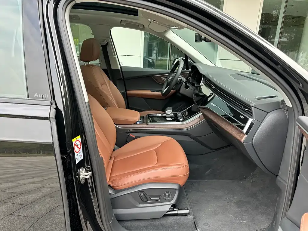 Audi Q7 2024 из CN, фото 7