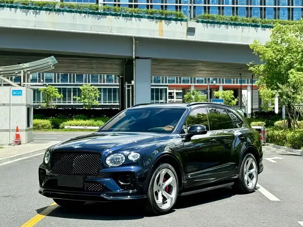 Bentley Bentayga 2023 из CN, фото 2
