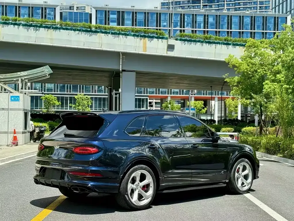 Bentley Bentayga 2023 из CN, фото 7
