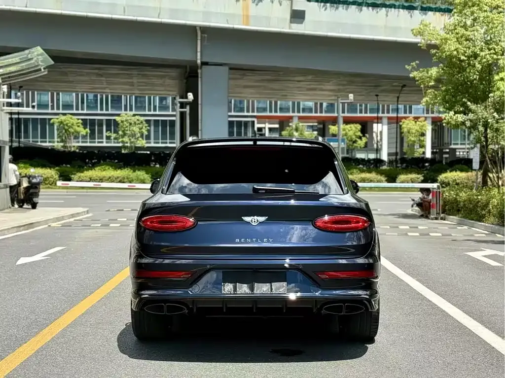 Bentley Bentayga 2023 из CN, фото 8