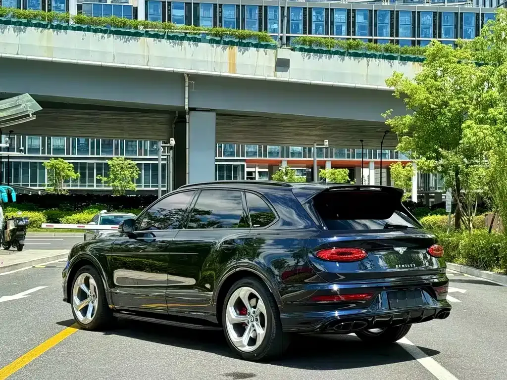 Bentley Bentayga 2023 из CN, фото 9
