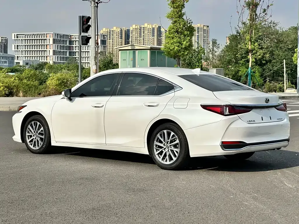 Lexus ES — фото 5