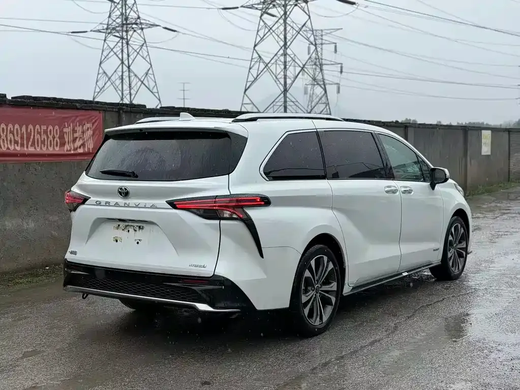 Toyota Granvia 2023 из CN, фото 4