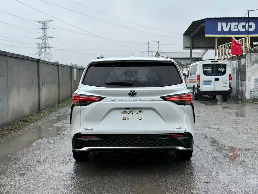 Toyota Granvia 2023 из CN, фото 5