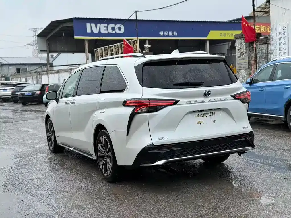 Toyota Granvia 2023 из CN, фото 6