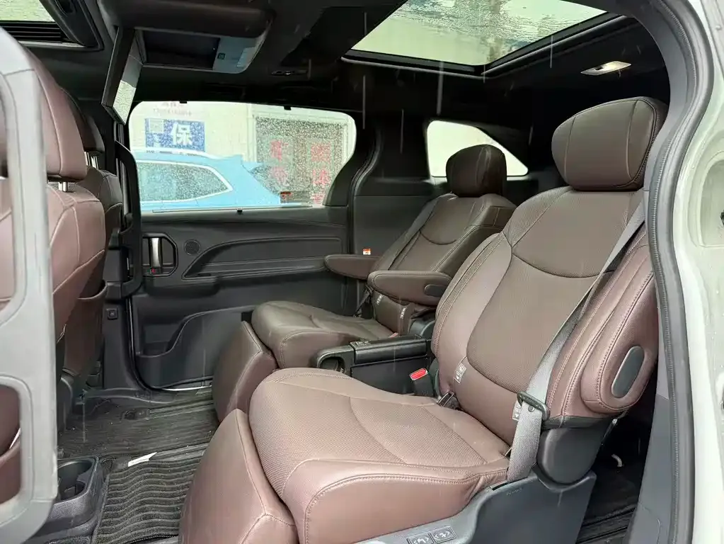 Toyota Granvia 2023 из CN, фото 7
