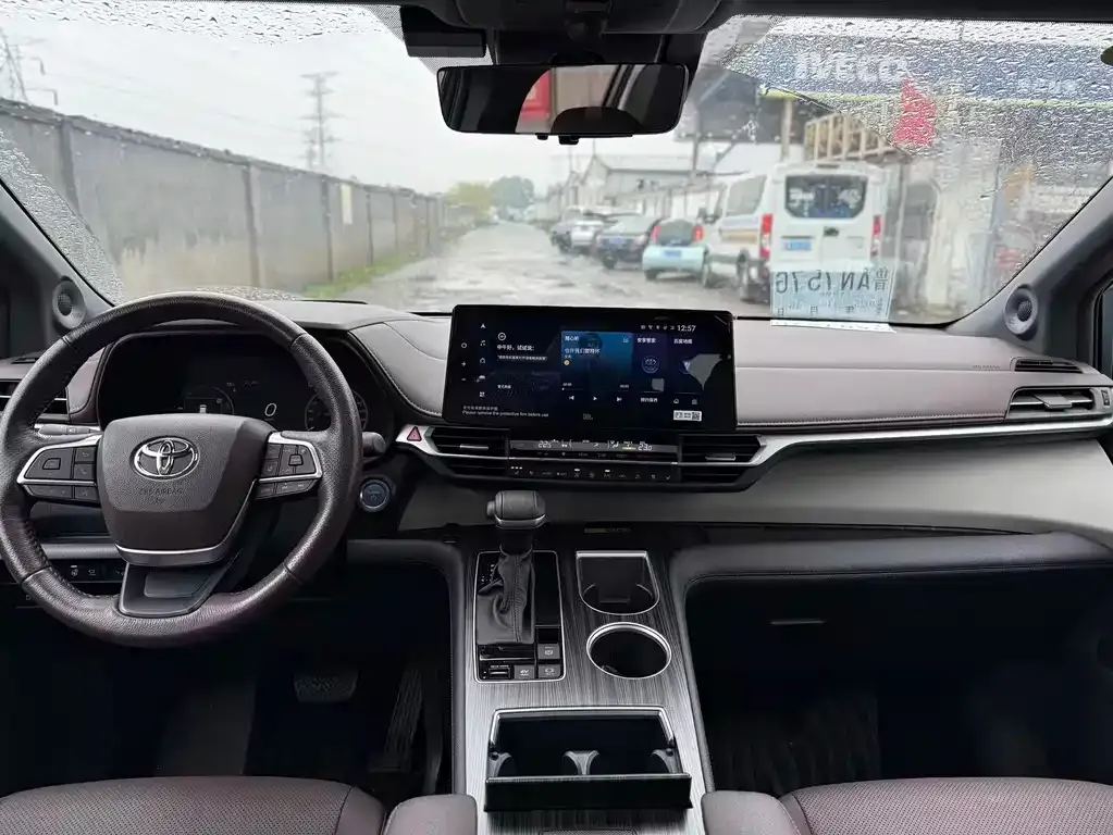 Toyota Granvia 2023 из CN, фото 8