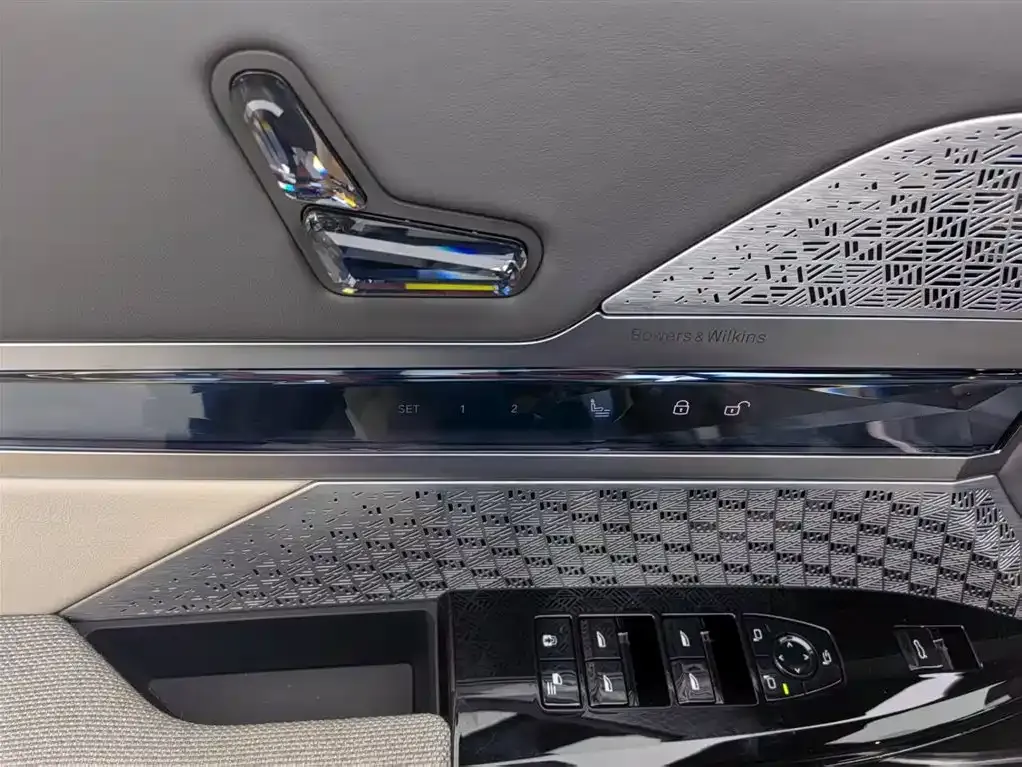 BMW i7 M70L 2024 из CN, фото 10