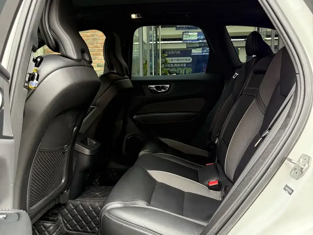 Volvo XC60 2021 из CN, фото 8