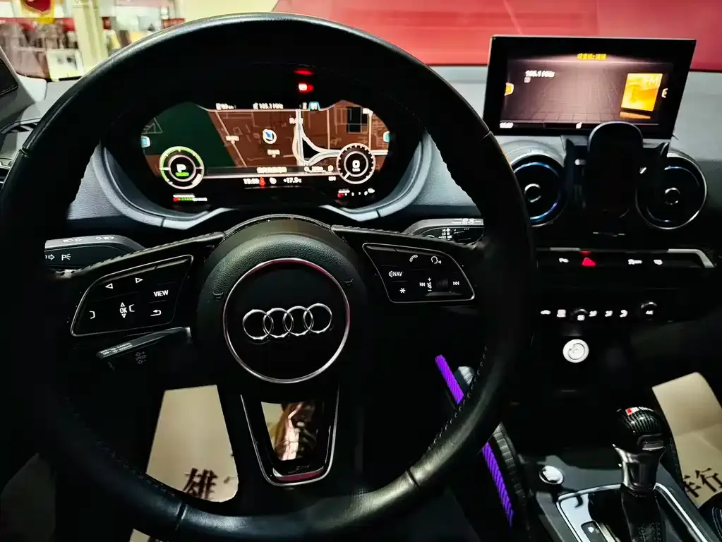 Audi Q2L e-tron — фото 10