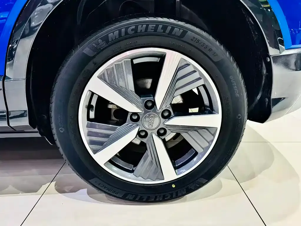 Audi Q2L e-tron — фото 9