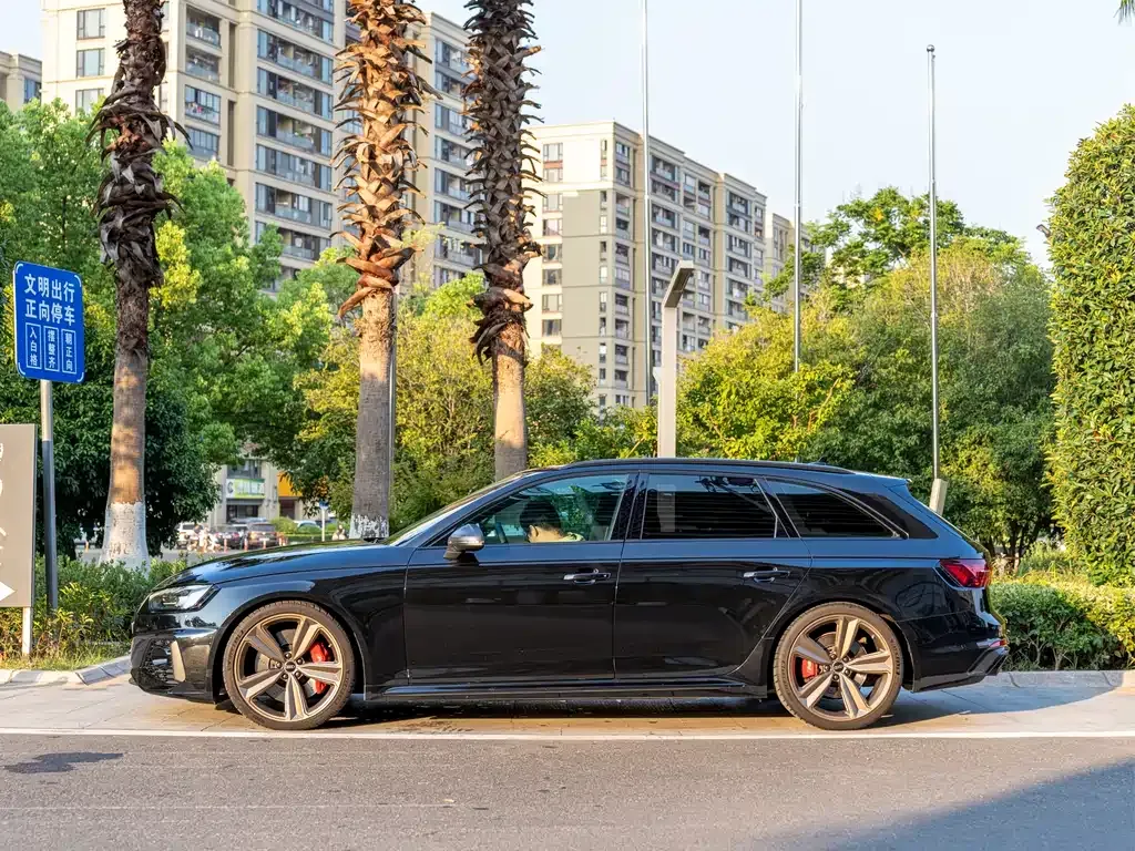 Audi RS 4 2022 из CN, фото 3
