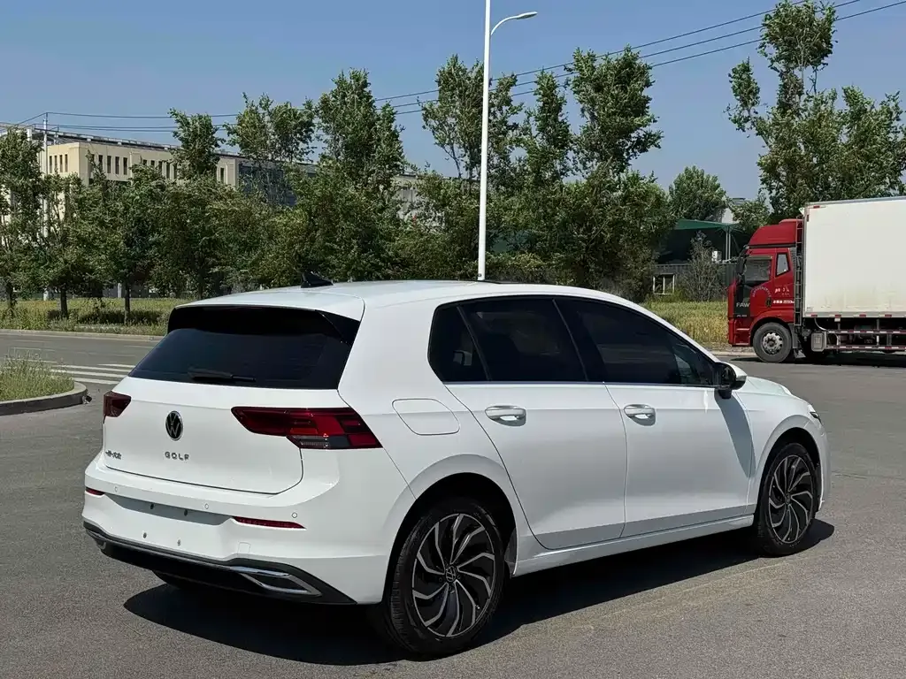 Volkswagen Golf 2023 из CN, фото 9