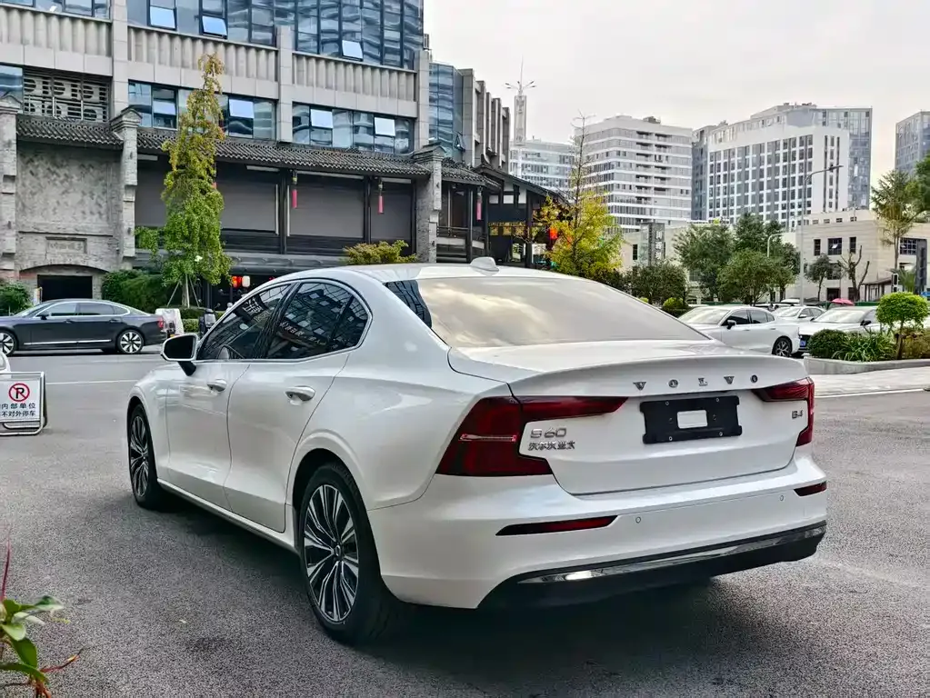Volvo S60 2024 из CN, фото 4