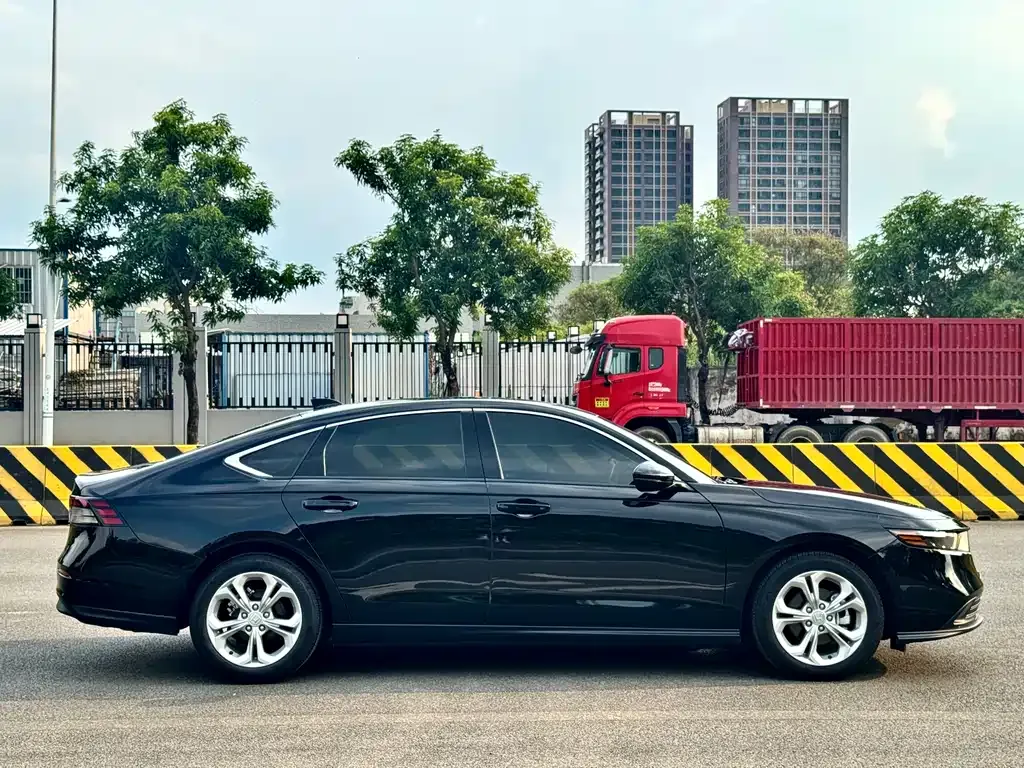 Honda Accord — фото 10