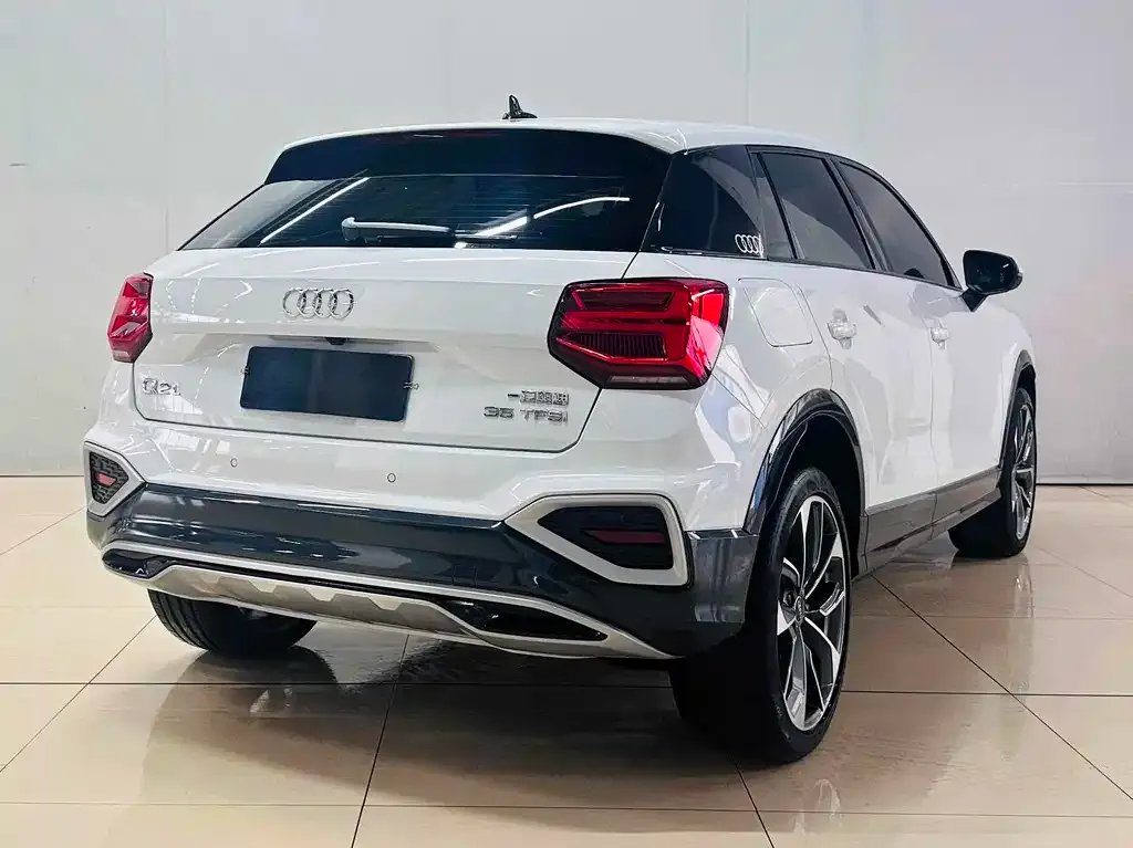 Audi Q2L — фото 6