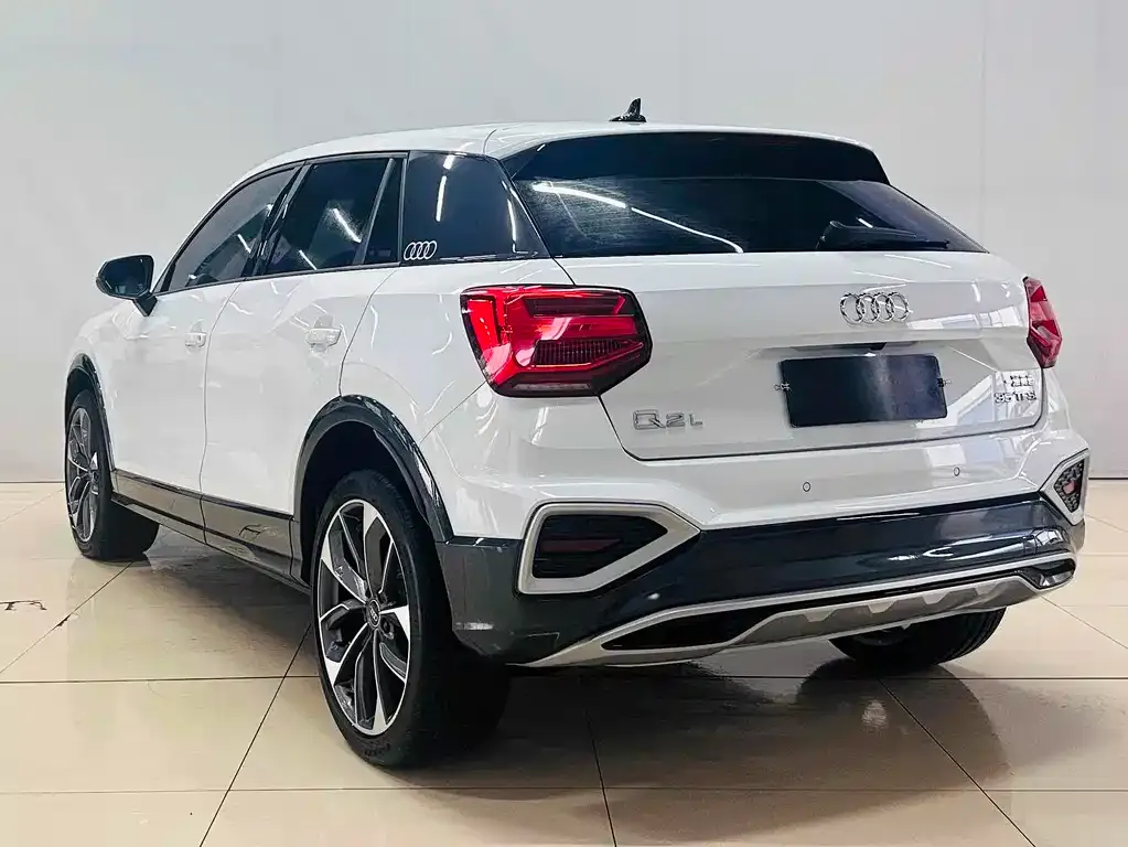 Audi Q2L — фото 8