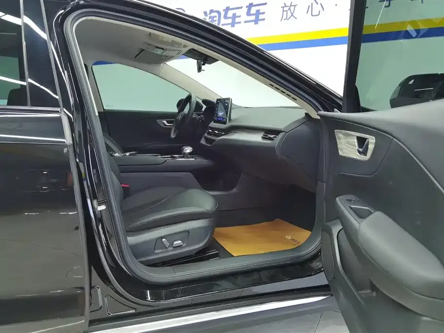 Hongqi E-QM5 2024 из CN, фото 8
