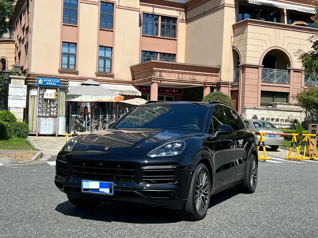 Porsche Cayenne — фото 1
