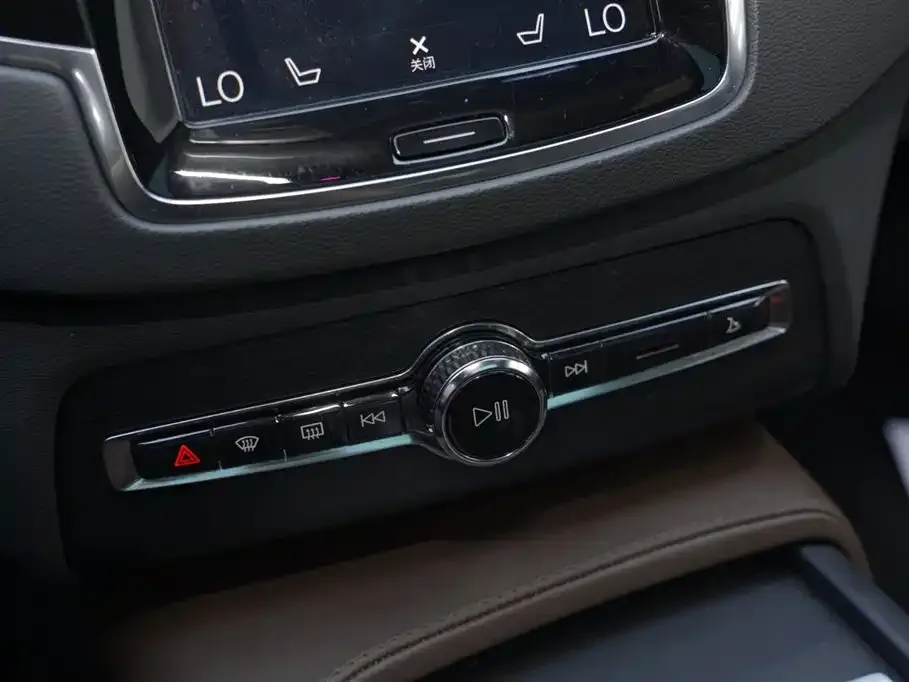 Volvo XC90 — фото 9