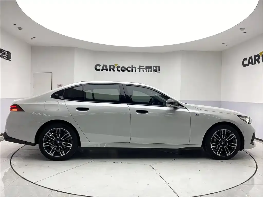 BMW 5 Series 2025 из CN, фото 4