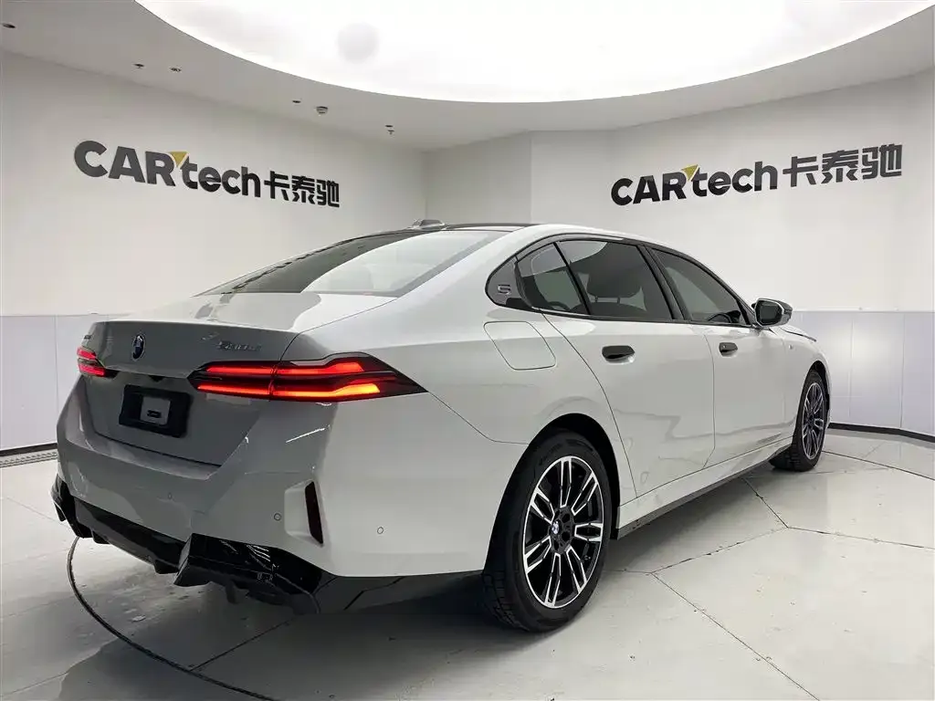 BMW 5 Series 2025 из CN, фото 5