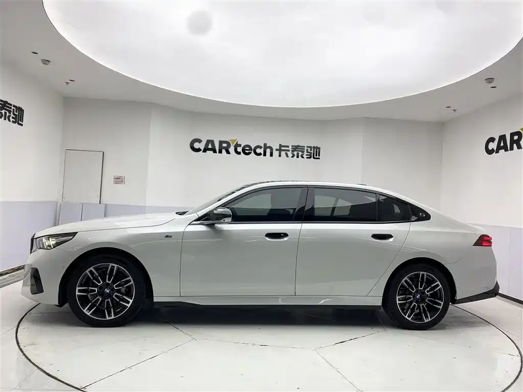 BMW 5 Series 2025 из CN, фото 8