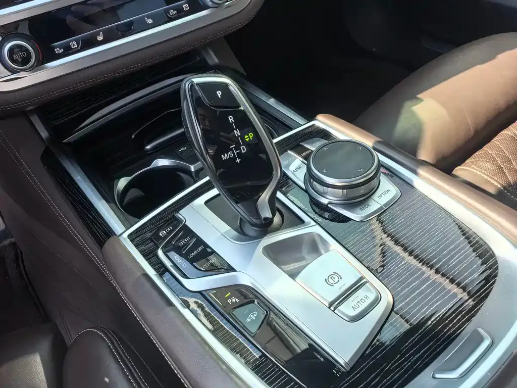 BMW 7 Series — фото 10