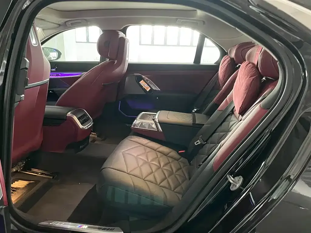 BMW 7 Series 2024 из CN, фото 9