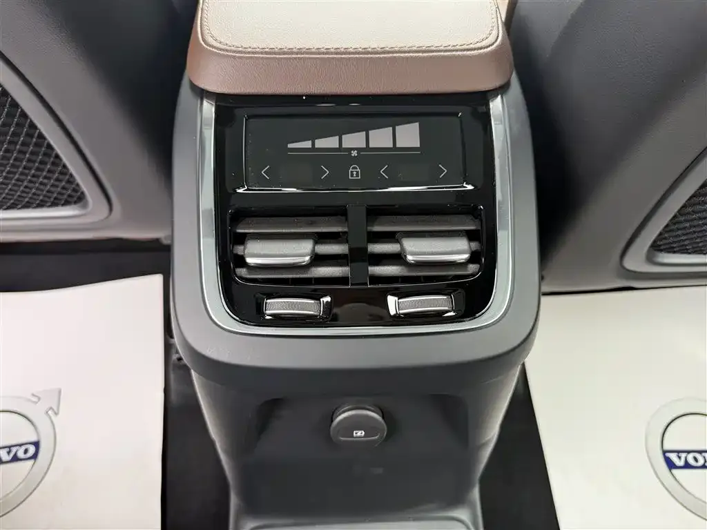 Volvo XC90 PHEV 2023 из CN, фото 7