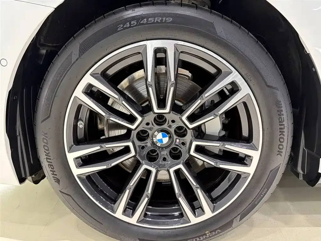 BMW 5 Series 2025 из CN, фото 8