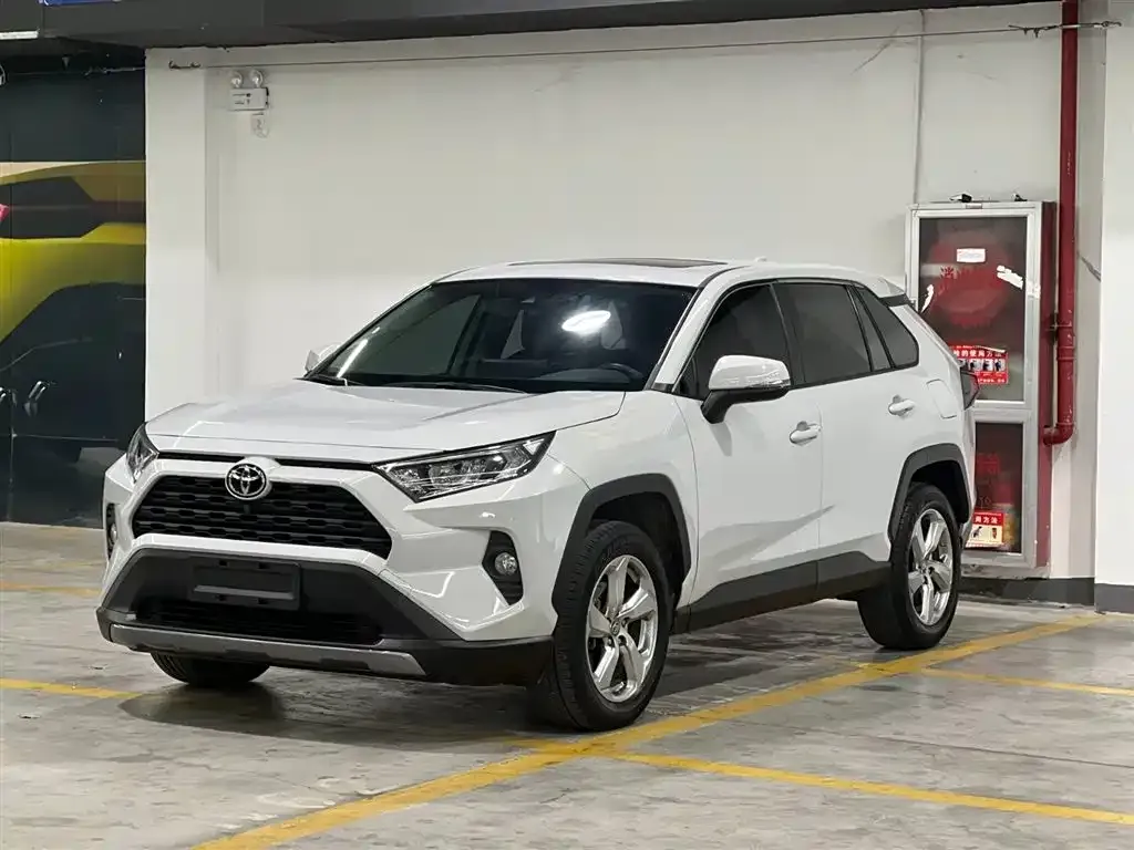 Toyota RAV4 — фото 1