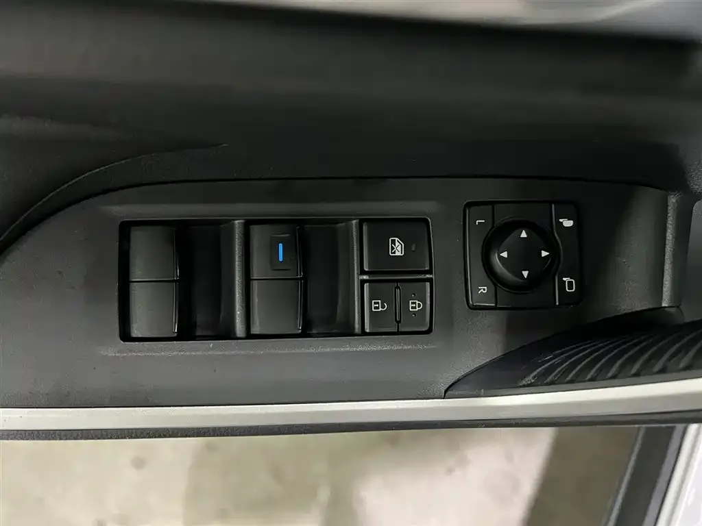 Toyota RAV4 — фото 10
