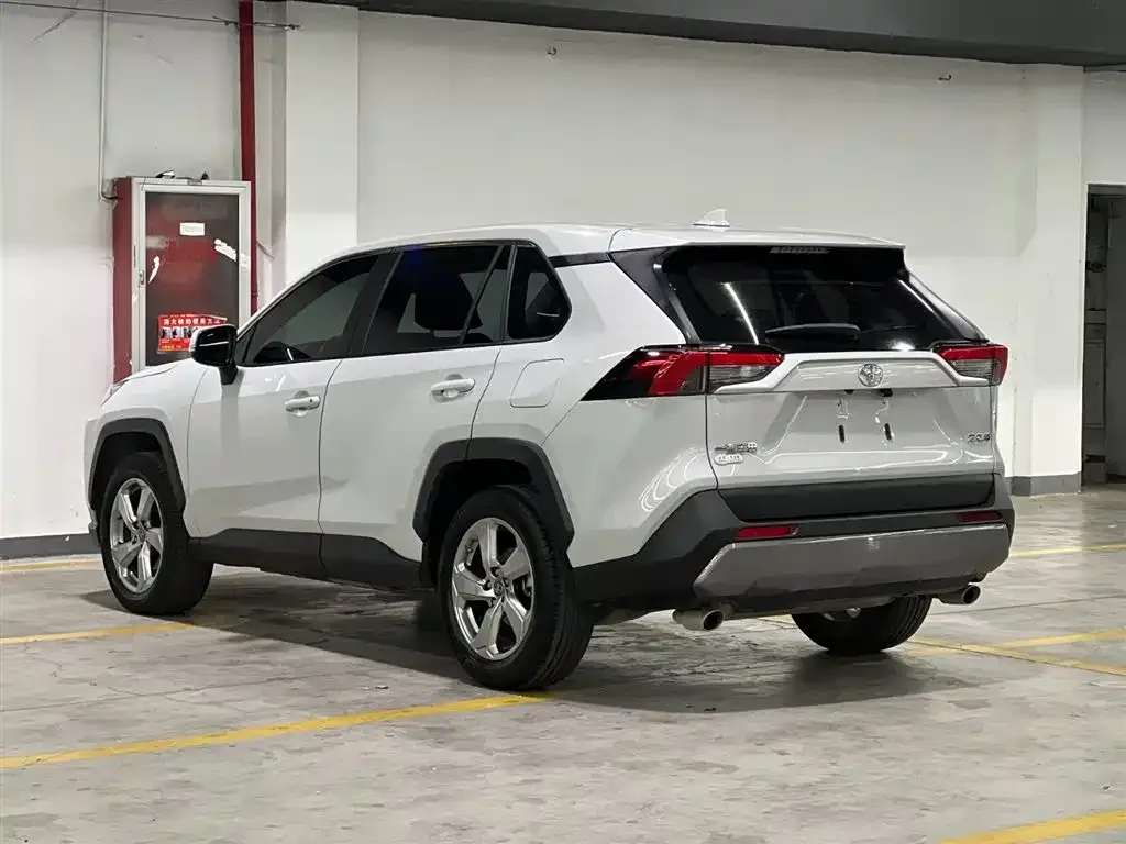 Toyota RAV4 — фото 4