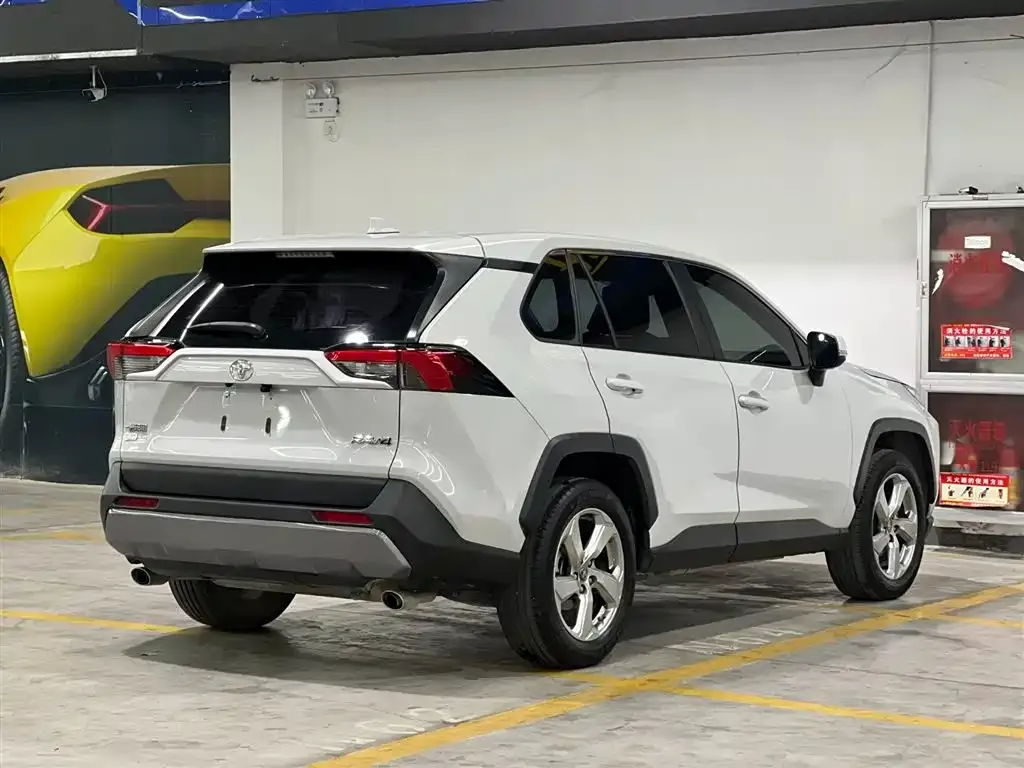 Toyota RAV4 — фото 5