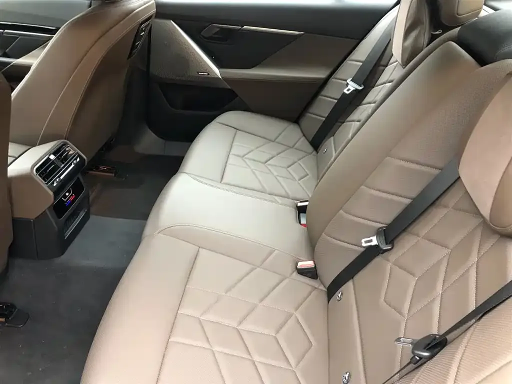 BMW 5 Series 2024 из CN, фото 9