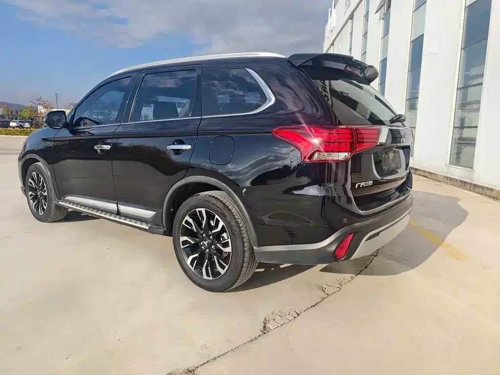 Mitsubishi Outlander — фото 9