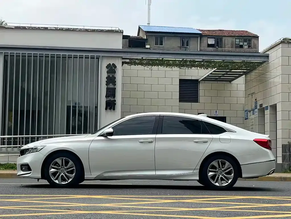 Honda Accord — фото 7
