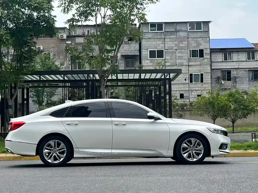 Honda Accord — фото 8