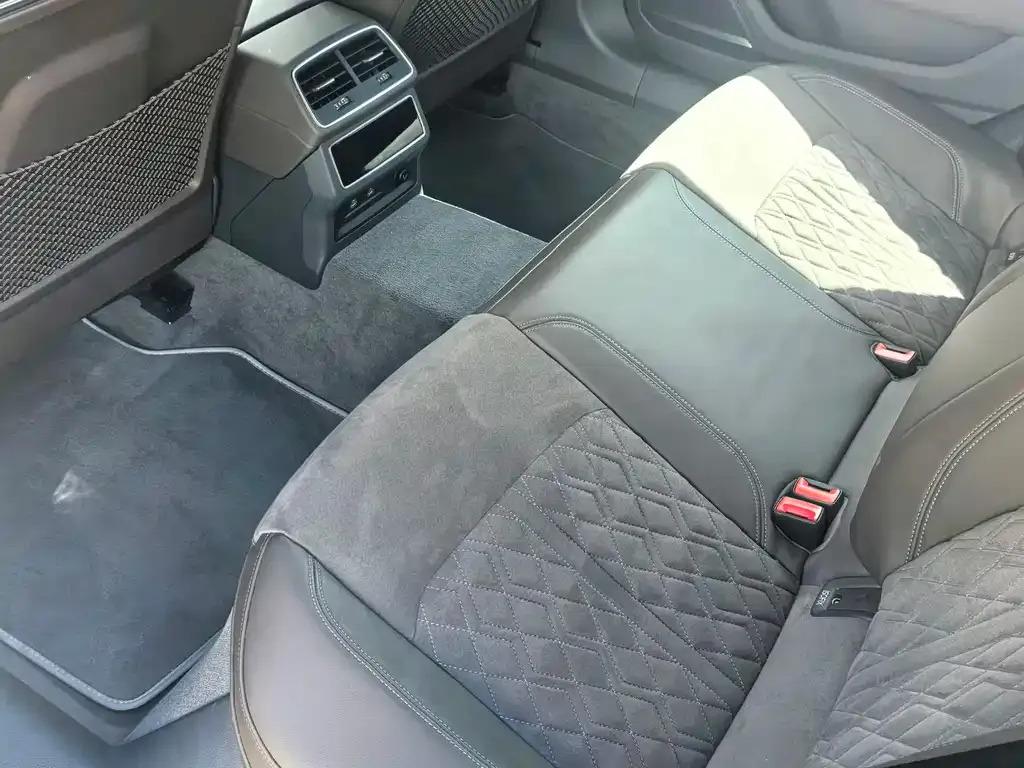 Audi A7L 2023 из CN, фото 8