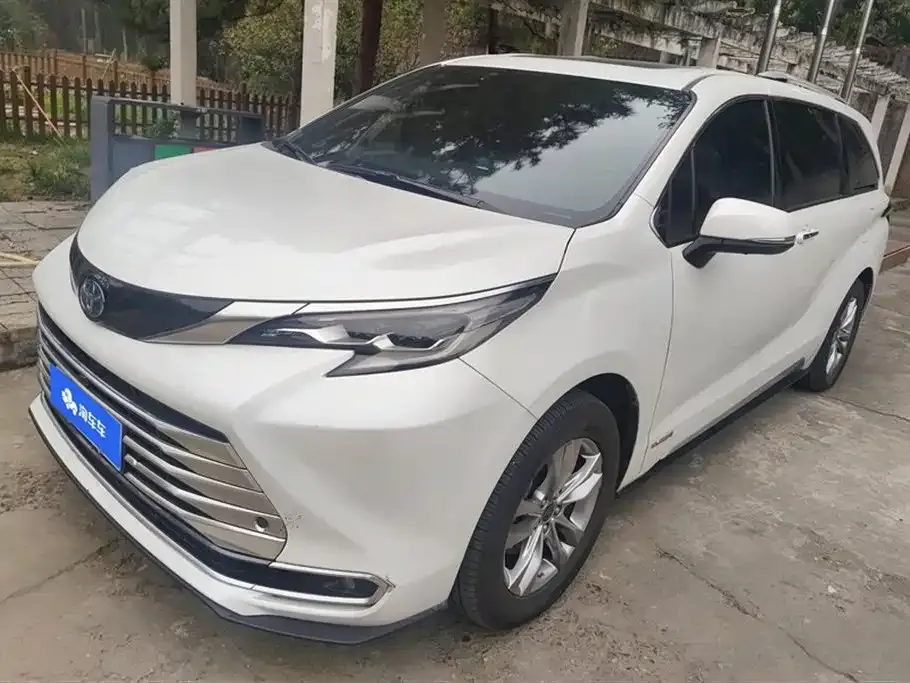 Toyota Sienna — фото 1