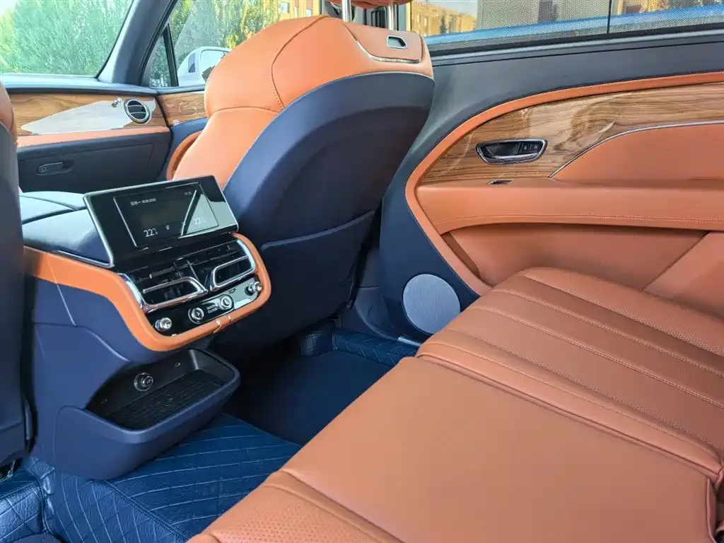 Bentley Bentayga 2024 из CN, фото 8