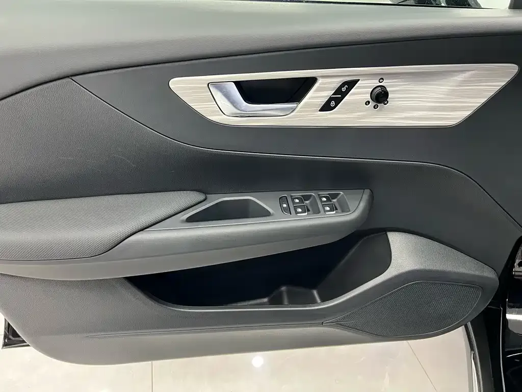 Hongqi E-QM5 2025 из CN, фото 8