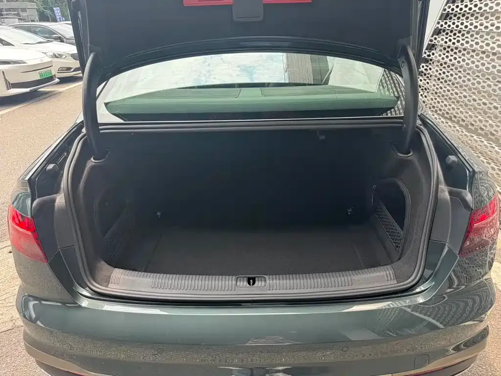 Audi A4L 2024 из CN, фото 6